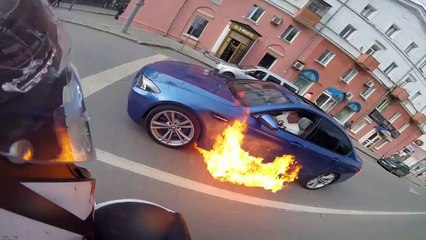 Ce gars essaie d'éteindre le feu dans sa voiture mais rien à faire, elle flambe!