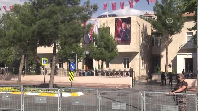 Başbakan Yıldırım, Diyarbakır Valiliği'ni Ziyaret Etti