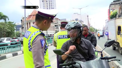 Ditengah Kemacetam yang Kompleks, Pengendara Motor Ini Berjalan Melawan Arah - 86