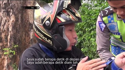 Kendaraan Saling Bersenggolan, Kedua Bapak ini Ribut di Pinggir Jalan - 86