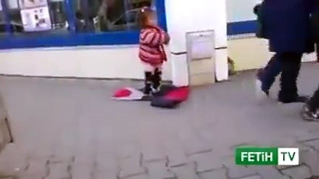 Namaz kılan küçük kız