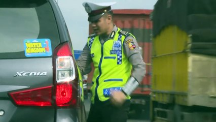 Memakan Bahu Jalan, Kedua Supir Truk ini Adu Argumen Soal Ganti Rugi - 86