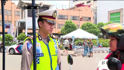 Hukuman Nyanyi Diberikan Petugas Pada Siswi Bonceng Tiga ini - 86