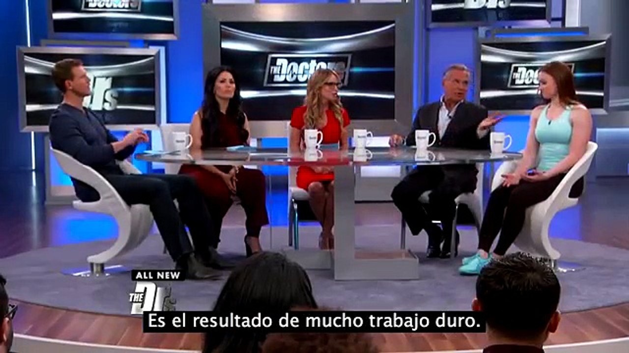 Pensano che il fondoschiena di questa ragazza sia rifatto. Il dottore dimostra il contrario mostrando l'ecografia.