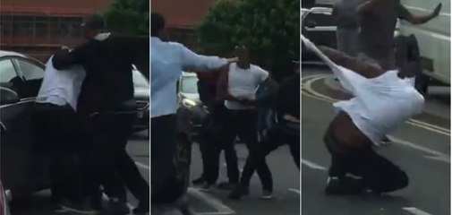 Un homme se fait violemment agressé par trois autres lors d'un road rage