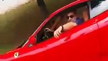 Aquele amigo que te pica para acelerar mas na hora -H- não aguenta com a adrenalina...
