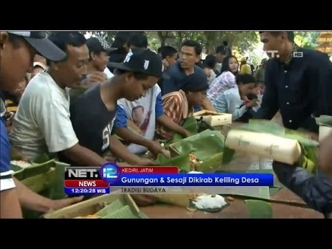 NET12 - Warga Kediri berebut sesaji dan nasi bungkus Kirab Desa yang dipercaya membawa berkat