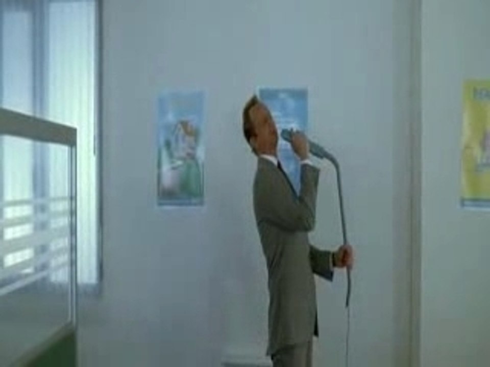 La pendule de l'entrée s'est arrêtée sur midi ...