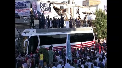 Başbakan Yıldırım: Yürüyeceksen darbeye karşı yürüyeceksin