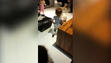 Cette petite fille est une future star de flamenco ... olé !