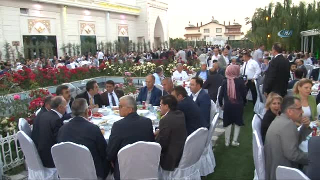 Ahmet Davutoğlu: "İrfanı Tebliğ Eden İlim Adamlarına İhtiyacımız Var"