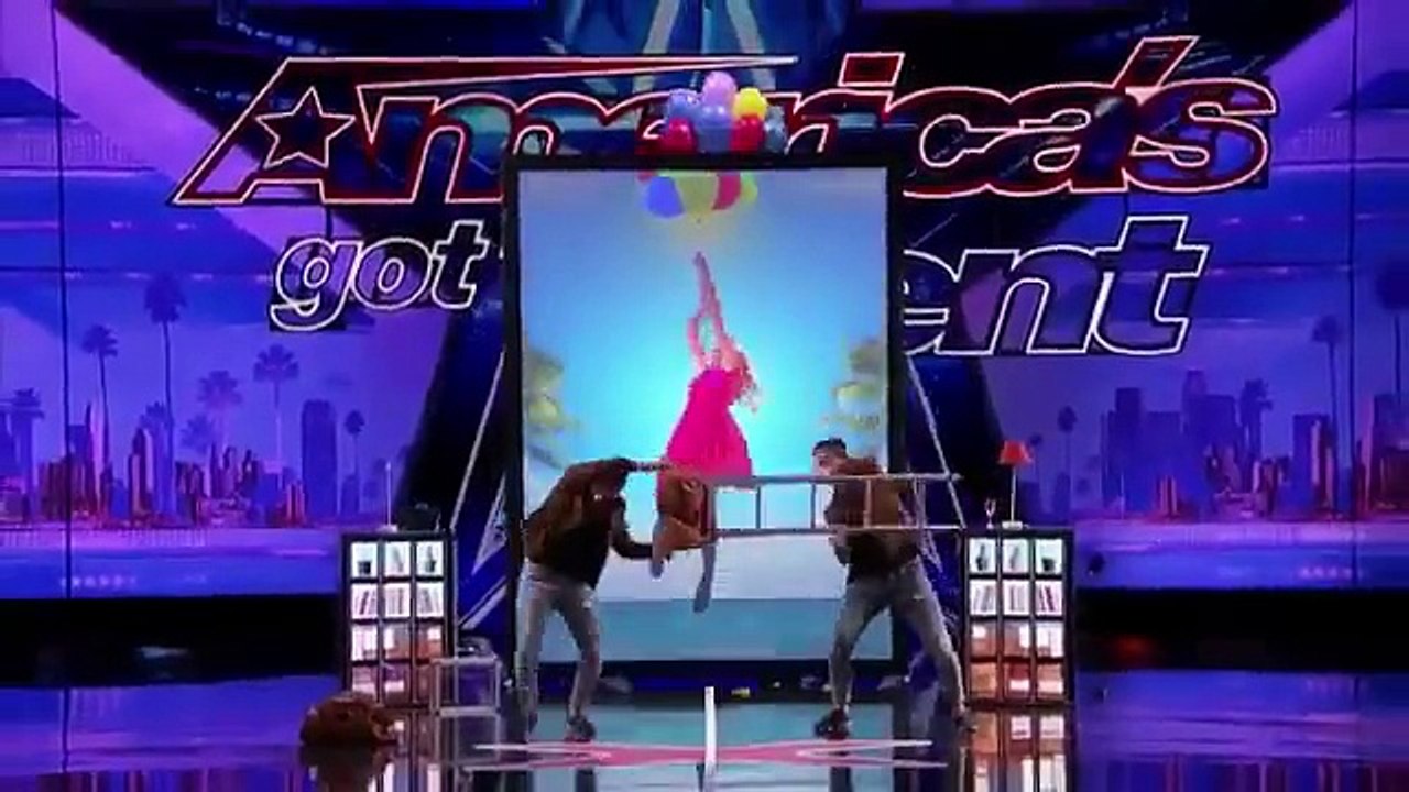 هل يمكن لأحدكم أن يشرح لنا ماذا يحدث هنا في برنامج المواهب الأمريكية!