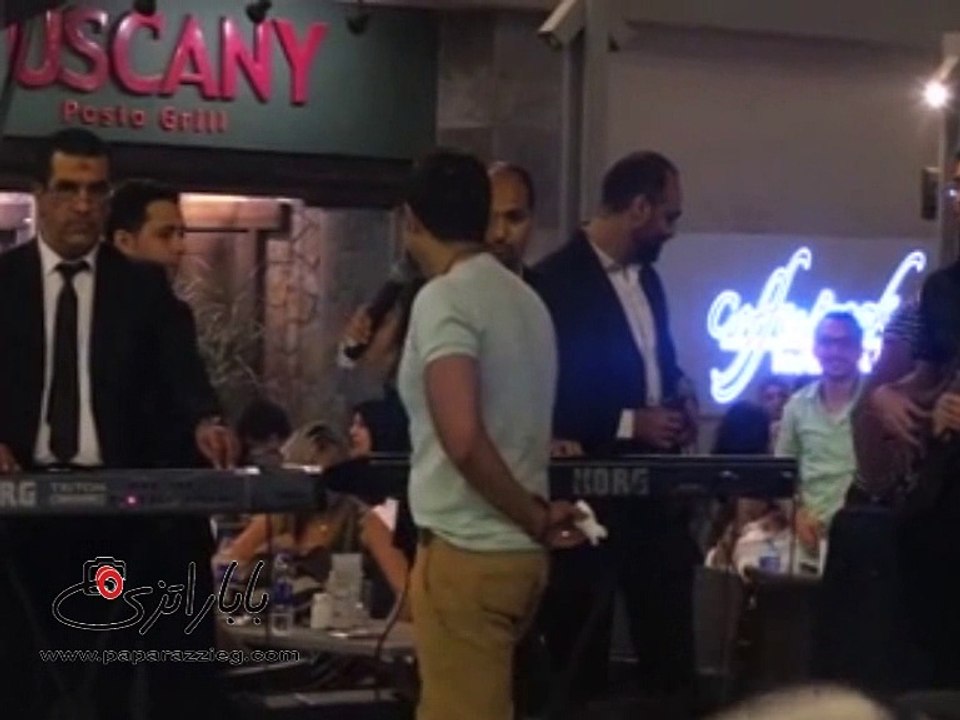 محمد عدوية يغني "يا بنت السلطان" في مول مصر