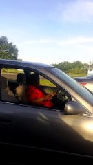 Il repère un conducteur ivre sur la route et décide de s'occuper lui-même de son cas