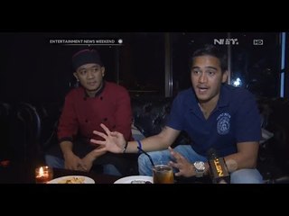 Mario Lawalata memperlihatkan menu yang tersedia di restorannya