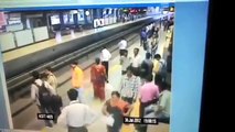 369.दिल्ली मेट्रो स्टेशन पर Mobile चोरी की घटना CCTV मे कैद हुवी । Video देखीये और सावधान होजाईये