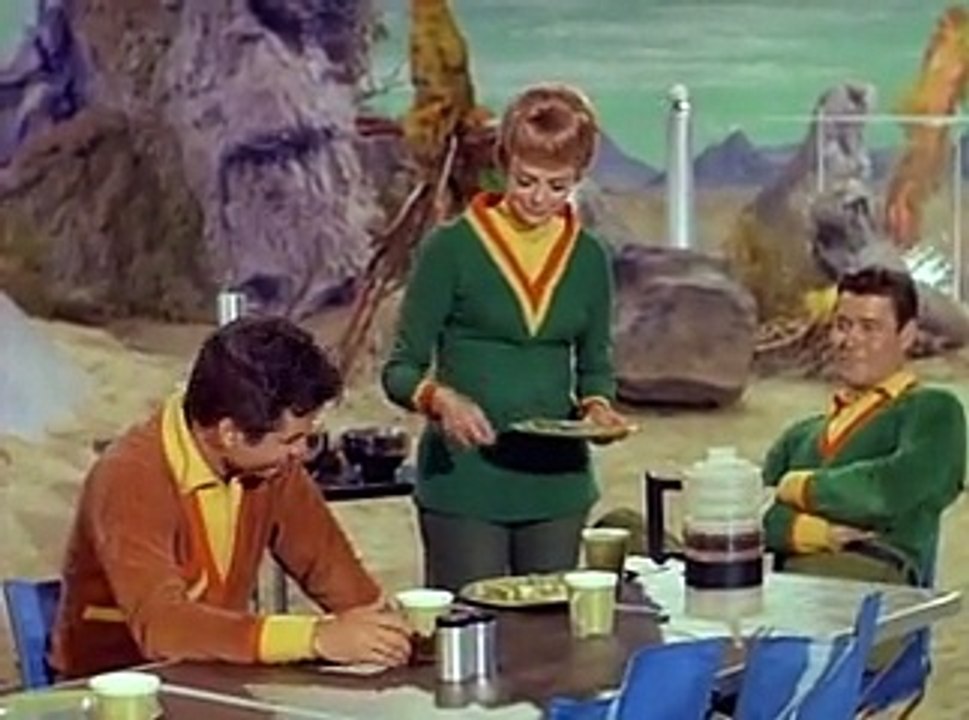 Lost In Space S02 E6  The Prisoners Of Space