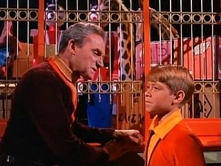 Lost In Space S02 E18  The Toymaker