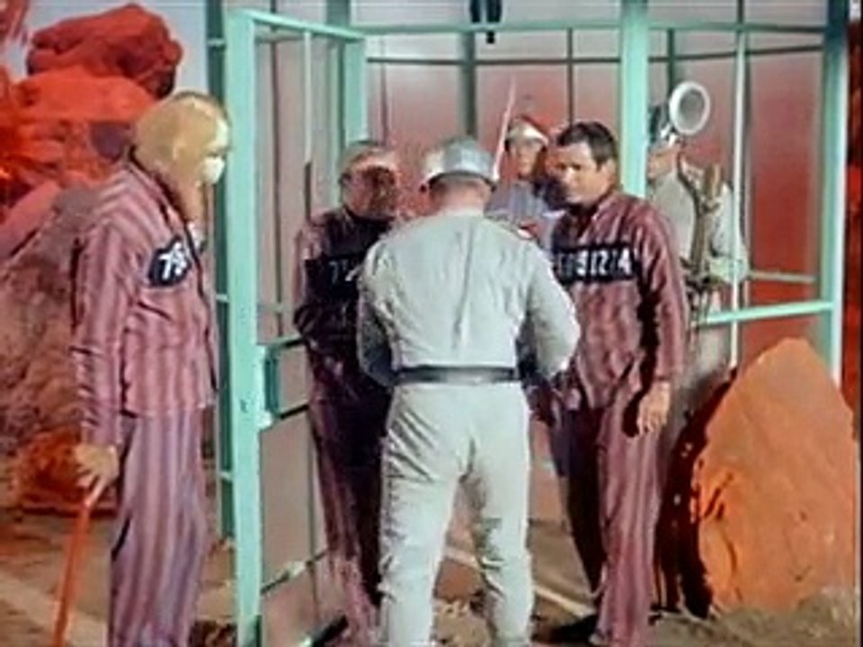 Lost In Space S03 E20  Fugitives In Space
