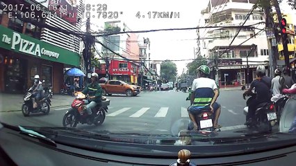 Buyt 51B -152.65 chạy ẩu tại ngã tư: Đồng Đen - Bàu Cát Đôi.