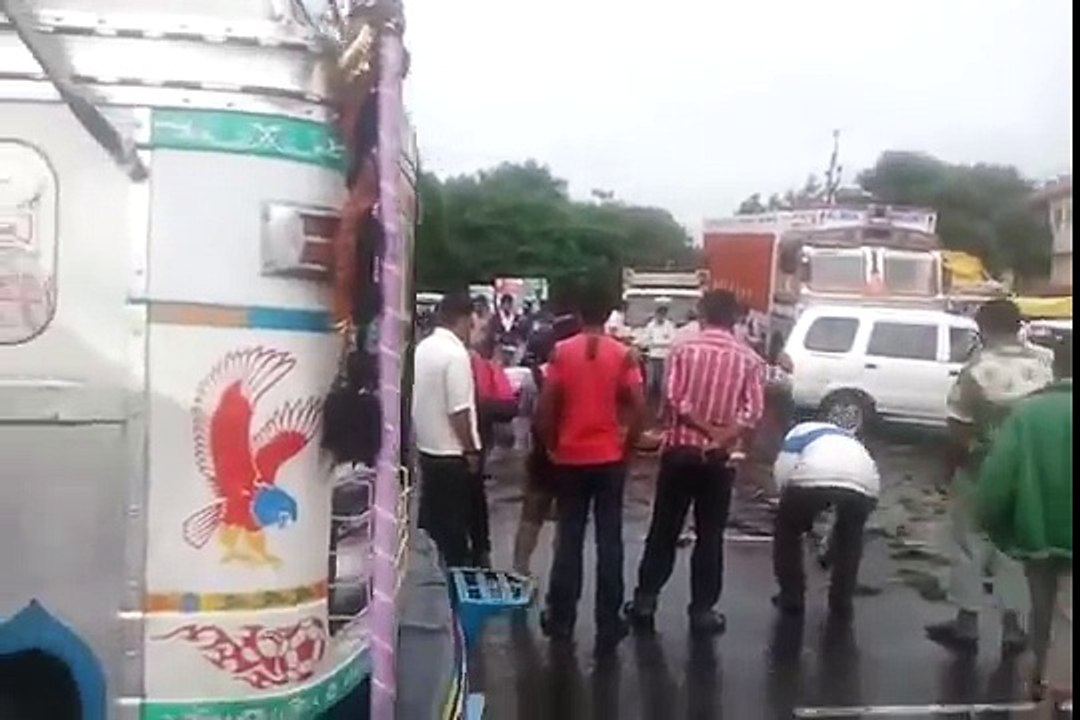 109.क्या यहा मछली की बारीश हुवी थी ...... पुरे रास्ते पर मछली ही मछली ....... !!!