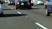 Cette femme se fait trainer par une voiture sur l'autoroute