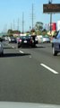 Cette femme se fait trainer par une voiture sur l'autoroute