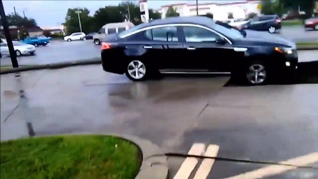 Cette femme s'echappe de sa voiture alors qu'elle se fait engloutir en pleine route