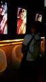 Des écrans installés devant les urinoirs en Inde diffusent des vidéos marrantes