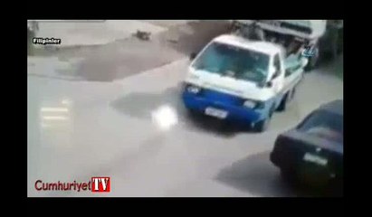 Kamyonet motosikletliyi böyle ezdi