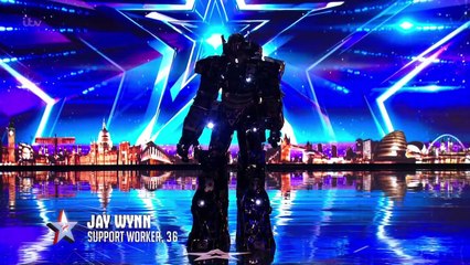 Jay Wyn Puts His Super Robot Suit On and... Sing, Britain's Got Talent ( Jay wyn met son costume super robot et ... chante)