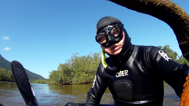 Mergulhando em apneia contemplativa na foz do rio Ubatumirim, Ubatuba, nas ondas e areias da praia e mata ciliar, Ubatuba, SP, Brasil, 2017