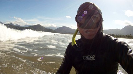 Mergulhando em apneia contemplativa na foz do rio Ubatumirim, Ubatuba, nas ondas e areias da praia e mata ciliar, Ubatuba, SP, Brasil, 2017
