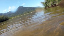 Mergulhando em apneia contemplativa na foz do rio Ubatumirim, Ubatuba, nas ondas e areias da praia e mata ciliar, Ubatuba, SP, Brasil, 2017