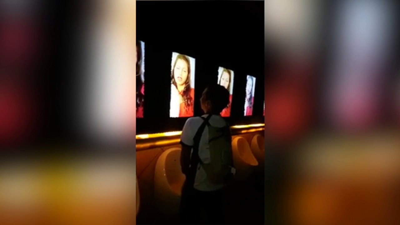 Comment divertir les hommes dans les toilettes publique !