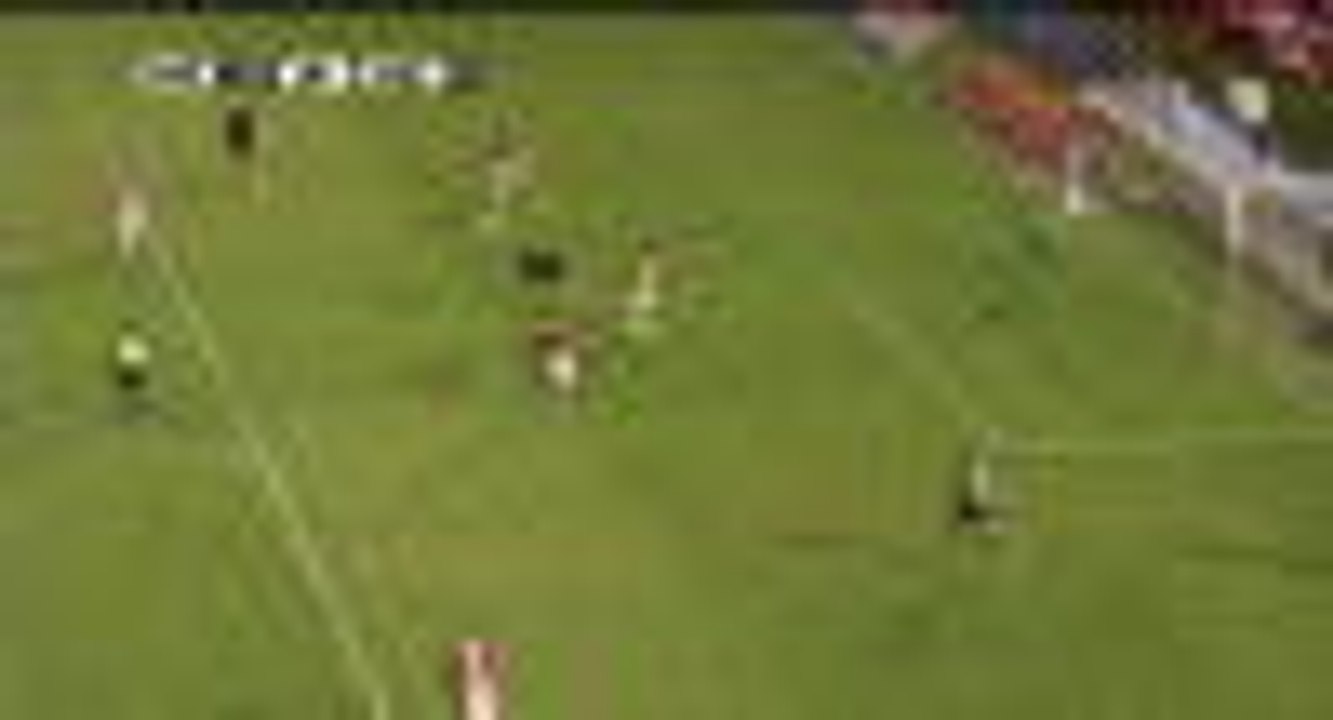Comical missed bicycle kick still leads to goal in Primera Division game