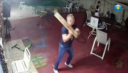 Menacé avec un fusil à pompe il revient avec une machette