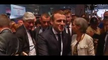 Emmanuel Macron se prend un vent par un robot (vidéo)