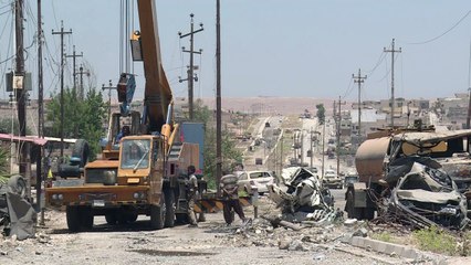 عراقيون يبحثون في الموصل عن سياراتهم بين تلال من هياكل متفحمة