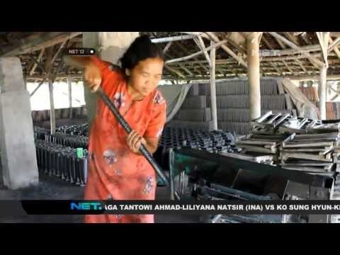 NET12-Di Jombang Para Wanita Bekerja Menjadi Perajin Genteng