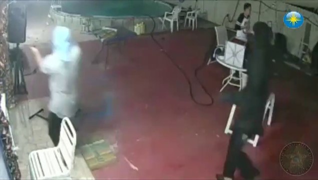 Un homme brave avec une machette défend sa propriété contre des braqueurs et il arrive à prendre leur fusil de chasse