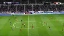 un Gardien de but Syrien fait un dégagement avec son Poing !