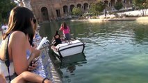 Deux filles qui ne peuvent pas faire bouger un bateau en rangée