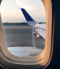 Une grosse fuite de carburant sur une aile d'un avion !!