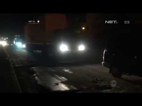 NET24-Antrean Panjang di Jalur Pantura Indramayu Akibat Jalan Rusak dan Berlubang