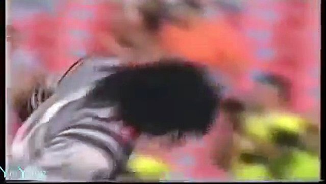 Kaleci oyuncu Rene Higuita yok böyle bi kaleci