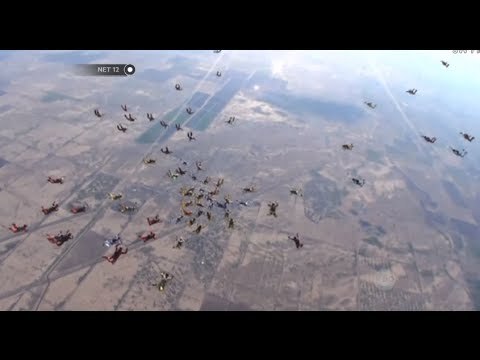 NET12 - Seorang penerjun tewas saat aksi pemecah rekor terbang massal di Arizona Amerika