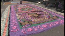 Panameños engalanan calles con alfombras de colores para celebrar el Corpus Christi