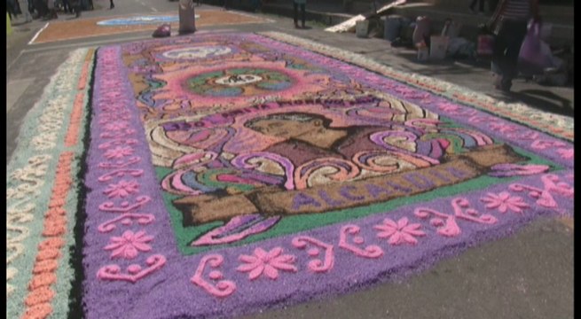 Panameños engalanan calles con alfombras de colores para celebrar el Corpus Christi