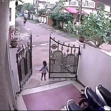 Shtyp femijen me makine, por cfare ndodh me pas do ju lere pa mend